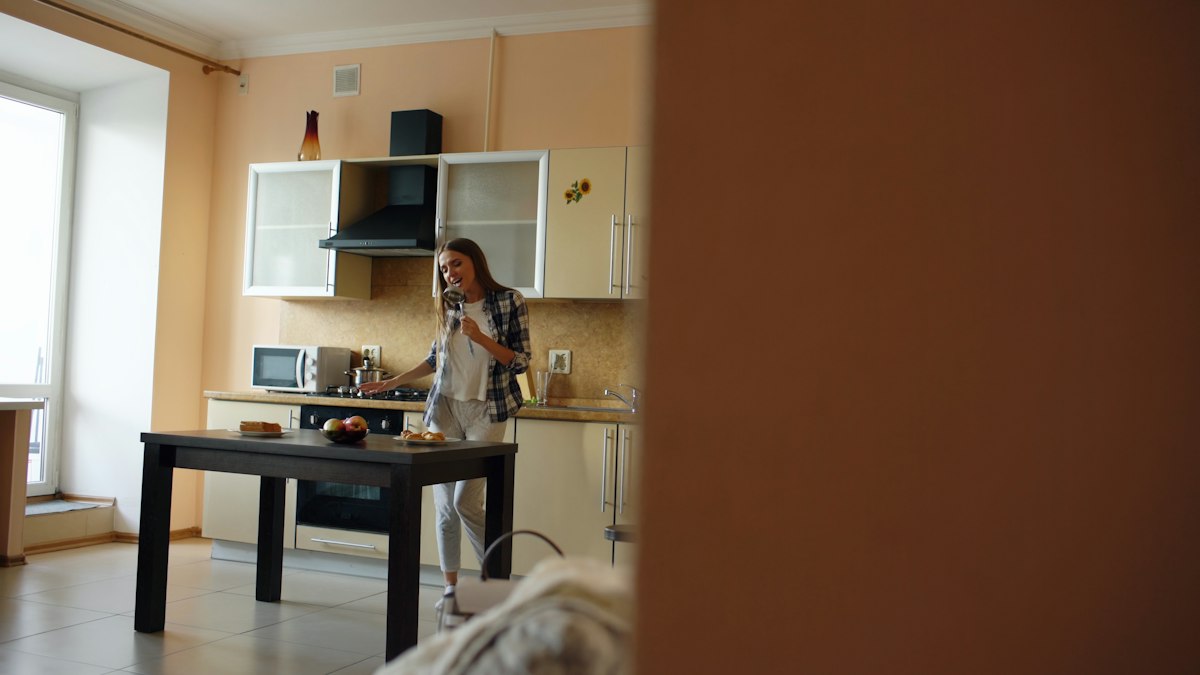 Equipo retirando muebles de un piso
